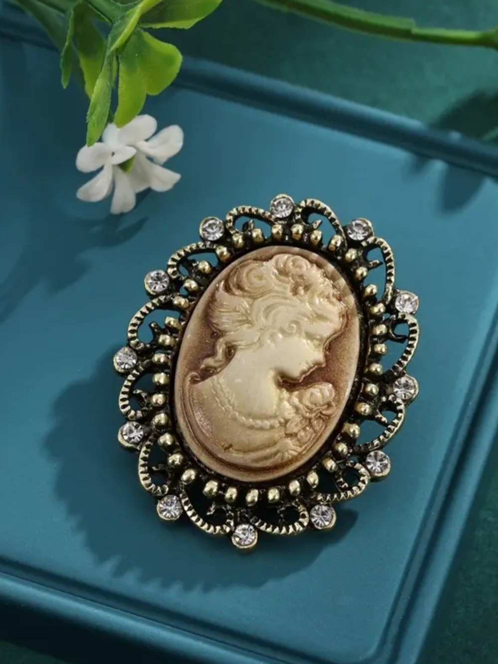Vintage-Inspired Cameo Brooch Pin in Cream and Gold Women's Fashion Jewelry